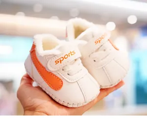 Detailansicht der weichen Baby-Lernlaufschuhe mit warmem Plüschfutter und Klettverschluss