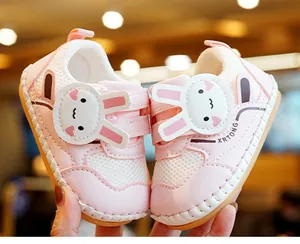 Detail van roze baby loopschoenen met ademend mesh en schattige konijnenpatch
