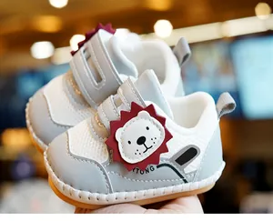 Detail van baby loopschoenen met zachte zool en schattige leeuw cartoon decoratie