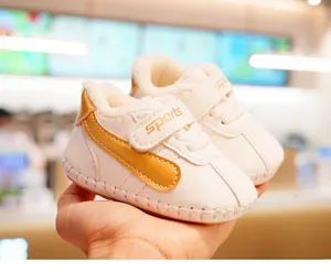 Detail der warmen Baby-Winterschuhe mit weichem Lammfellfutter und goldenem Verschluss