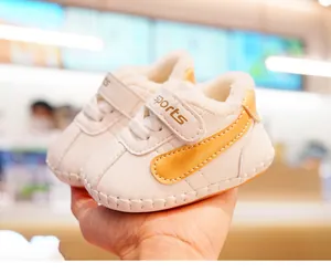 Detail von Baby-Winterschuhen mit dickem Plüschfutter und Klettverschluss
