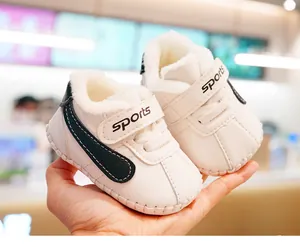Detailansicht des Plüschfutters und Klettverschlusses für Baby Winter-Lauflernschuhe