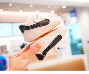 Detailaufnahme des warmen Samtfutters und Sports-Klettverschlusses an weißen Babyschuhen