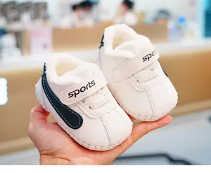 Detail von Baby Winterschuhen mit warmem Fleece-Futter und Klettverschluss in Weiß