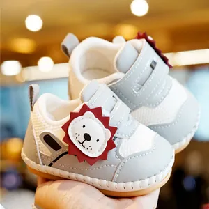 Grijze baby loopschoenen met ademend mesh en een schattige 3D-cartoon leeuw decor