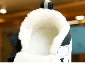 Detail van dikke witte pluche voering en klittenbandsluiting op winterlaarzen voor baby