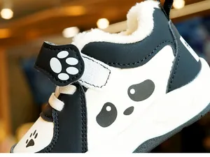 Detail van baby winterschoen met panda ontwerp, warme fleecevoering en klittenband