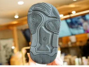 Detail van antislip rubberen zool voor baby winterschoenen met duurzaam profiel