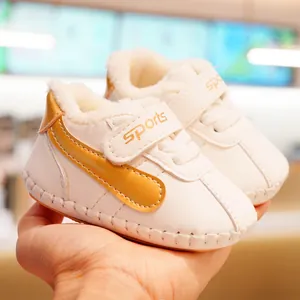 Weiße Baby-Lauflernschuhe mit warmem Fleecefutter und goldenen Streifen für Winter