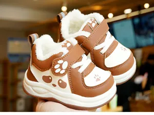 Detail van de winter babyschoenen met pluchen voering en een leuk panda cartoon ontwerp