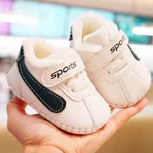 Baby Winterschuhe mit weißem Kunstleder, weichem Fleece-Futter und Klettverschluss