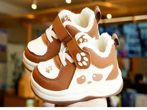 Detailopname van winter baby loopschoenen met warme fleecevoering en panda-print