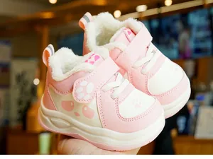 Detail van baby winterschoenen met warme fleece voering en roze panda pootafdrukken