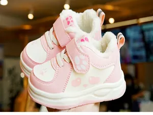 Detail van roze panda babyschoenen met pluche voering en antislip rubberen zolen
