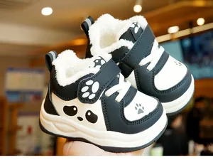 Close-up van baby winterschoenen met warme pluche voering en panda-ontwerp