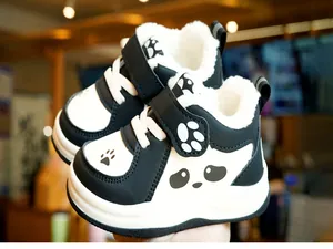 Detailopname van baby wintersneakers met pluche voering en schattig panda ontwerp