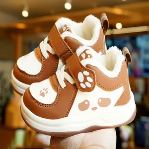 Pluche bruine baby winterschoenen met panda ontwerp en antislip dikke zolen