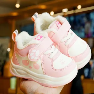 Roze winterschoenen voor peuters met kattenpootjes en een warme dikke voering van fleece