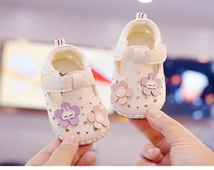 Detailansicht der Babysandalen mit Laser-Cut-Sternen und 3D-Blumen mit Hasen-Motiv