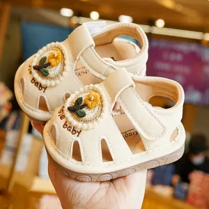 Sandali neonato beige con ricamo floreale giallo e suola in gomma morbida antiscivolo