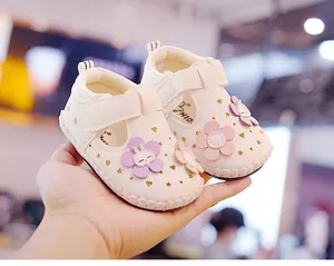 Detailansicht weißer Babysandalen mit Blumenapplikation und weicher rutschfester Sohle