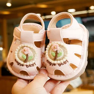 Sandali estivi rosa per neonati con ricamo floreale e suola morbida antiscivolo per bimbi