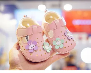 Details von rosa Baby-Leder-Sandalen mit Blumen-Hasen-Motiven und Lochmuster-Design