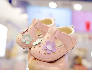 Detailansicht rosa Kleinkindsandalen mit dekorativen Lederblumen und Herz-Ausschnitten