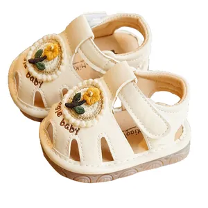 Sandali da neonato bianco crema con ricamo floreale giallo e suola antiscivolo