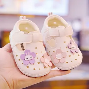 Weiße Baby-Sandalen für Mädchen mit 3D-Blumen und weichen, rutschfesten Sohlen