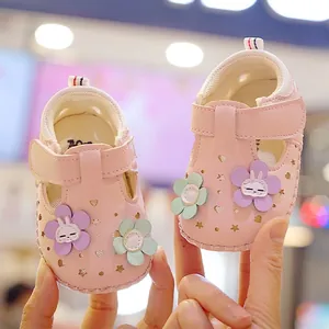 Rosa Baby-Sommersandalen mit Herz-Ausschnitten und 3D-Blumen für kleine Mädchen