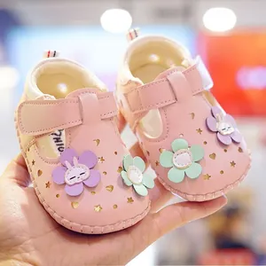 Rosa Baby-Lauflernschuhe mit 3D-Blumen, Hasen-Dekor und atmungsaktiven Löchern