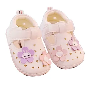 Weiße Baby-Lauflernschuhe mit weicher Sohle und floralem Hasen-Riemchen-Design