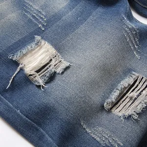 Pantaloncini di jeans estivi da uomo con dettagli strappati alla moda e finitura lavata