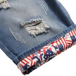 Pantaloncini di jeans blu da uomo con strappi e fodera con bandiera USA sul risvolto