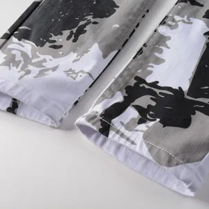 Jean homme imprimé camouflage blanc avec coupe ajustée et jambe droite tendance