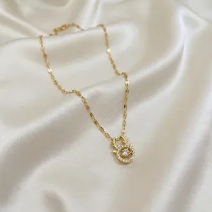 Collier élégant en forme de bois de cerf doré avec pendentif en zircon sur soie blanche