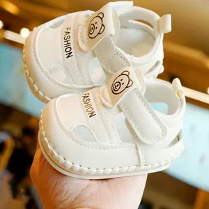 Sandales blanches respirantes pour bébé avec semelles souples antidérapantes et oursons
