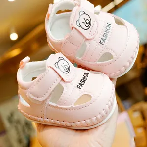 Sandales roses pour bébés avec motif ours mignon et semelles souples antidérapantes