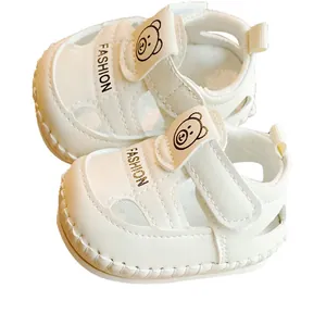 Sandales blanches pour bébé avec motif d'ours et semelles souples antidérapantes