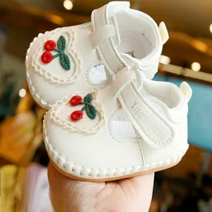 Chaussures de marche bébé blanches à semelle souple et broderie cerise mignonne