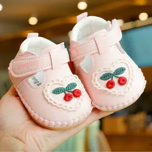 Chaussures de marche roses pour bébés avec broderie cerise et semelles antidérapantes