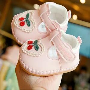 Chaussures Mary Jane bébé roses avec broderie cerise et semelle souple antidérapante