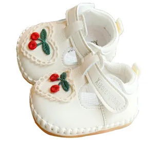 Chaussures bébé respirantes blanc perle avec broderie cerise et dentelle douce