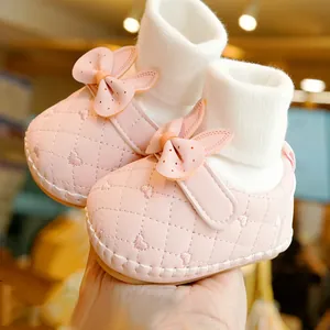 Chaussures de marche bébé roses à semelle souple avec motif cœur et nœud élégant