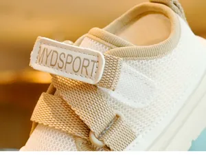Gros plan de chaussures de sport pour bébé en mesh respirant et fermeture velcro