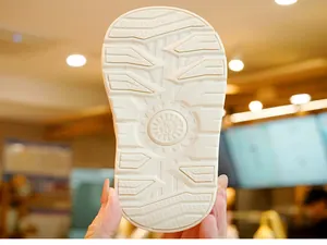 Détail de la semelle antidérapante avec marquage de taille 16/130 pour chaussures bébé