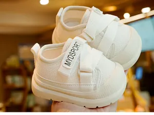 Détail de chaussures pour bébés crème avec maille respirante et velcro pratique