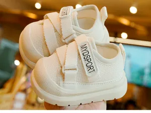 Détail de chaussures de marche bébé en mesh respirant avec double velcro croisé