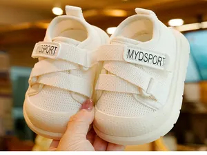 Détail de chaussures de marche pour bébé en maille respirante avec fermeture velcro